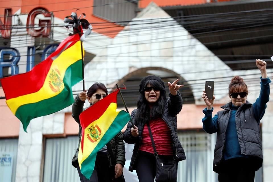 Gente salió a las calles con la bandera de Bolivia.