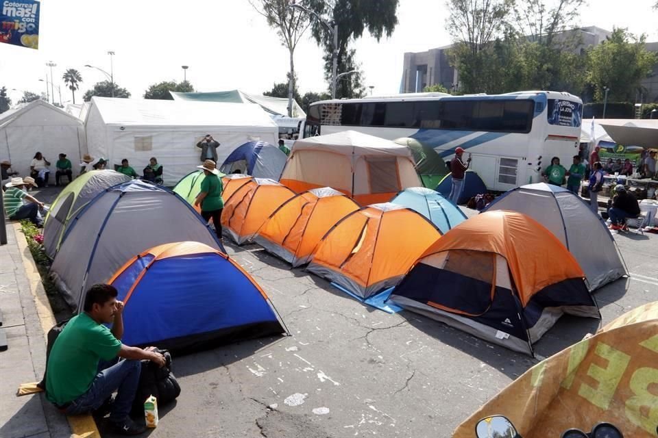 Las organizaciones campesinas instalaron un plantón en inmediaciones de la Cámara Diputados, en demanda de presupuesto para el campo.