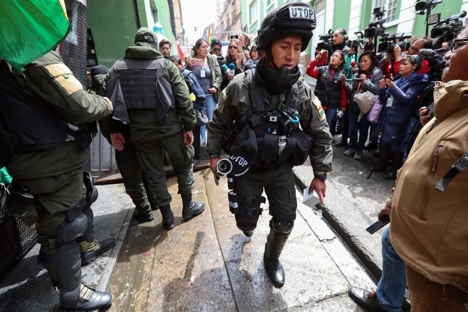 Policías bolivianos se preparan este lunes para acudir a un lugar de disturbios, en La Paz.