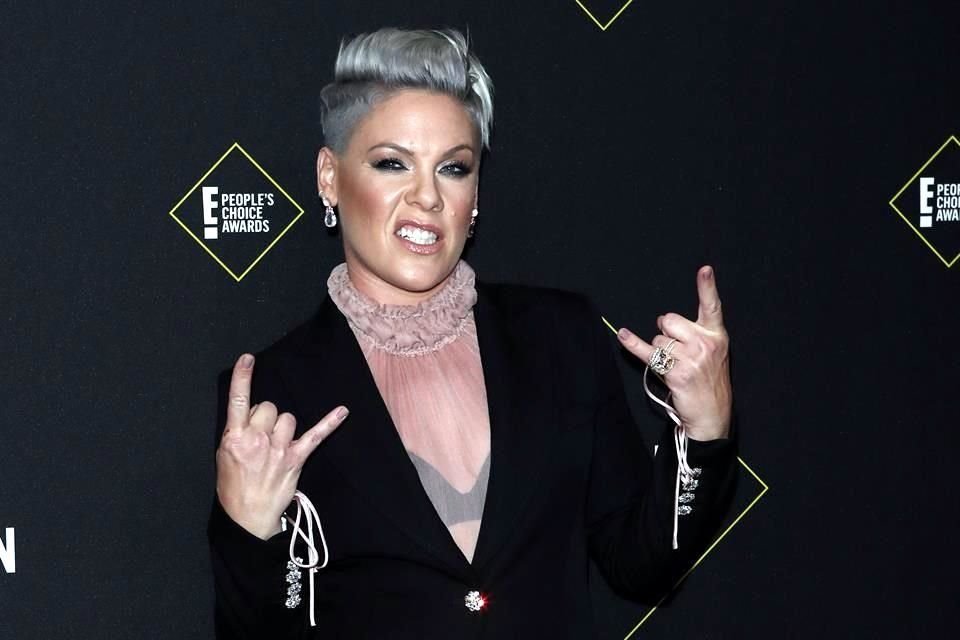 P!NK recibió el People's Champion Award por todo el apoyo que ha brindado a distintas obras de beneficencia.