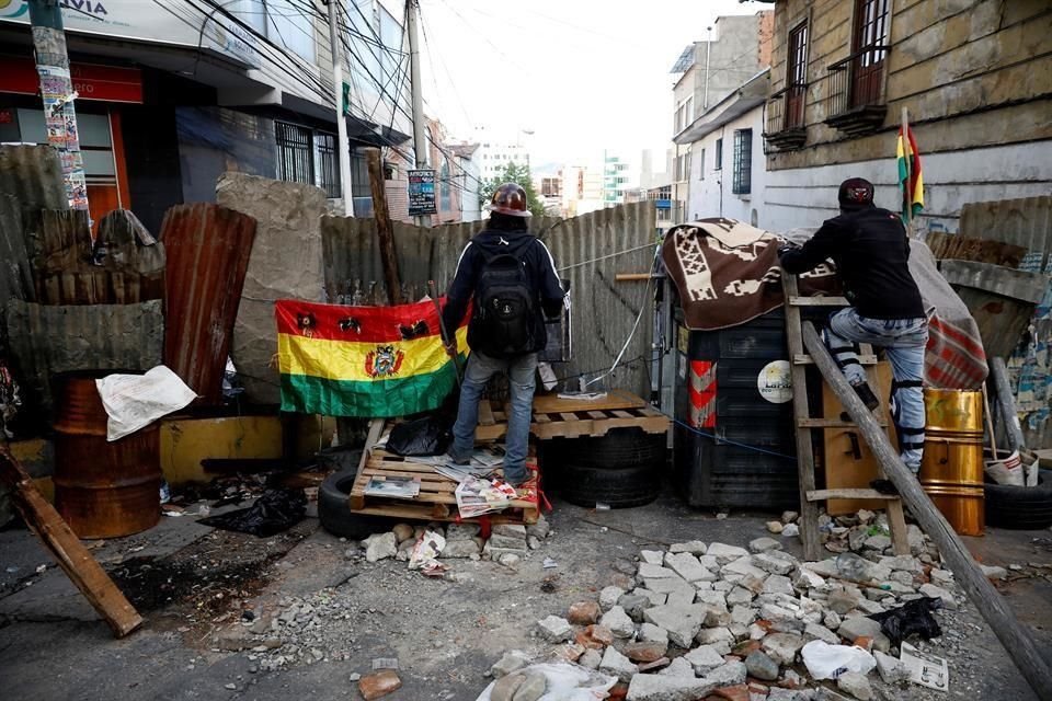 Manifestantes realizaron barricadas en calles de La Paz.