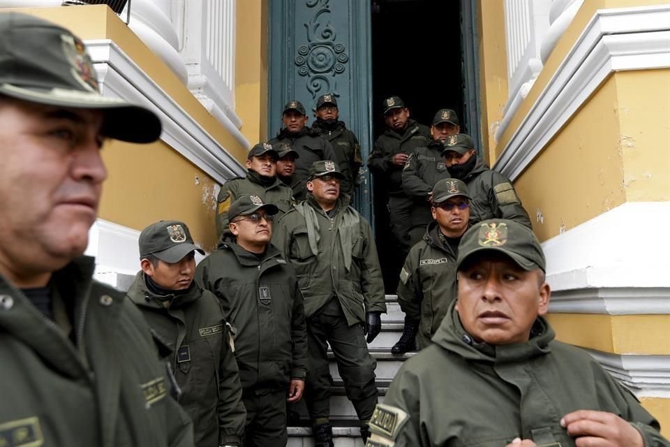 La Policía resguarda el Congreso de Bolivia este lunes.