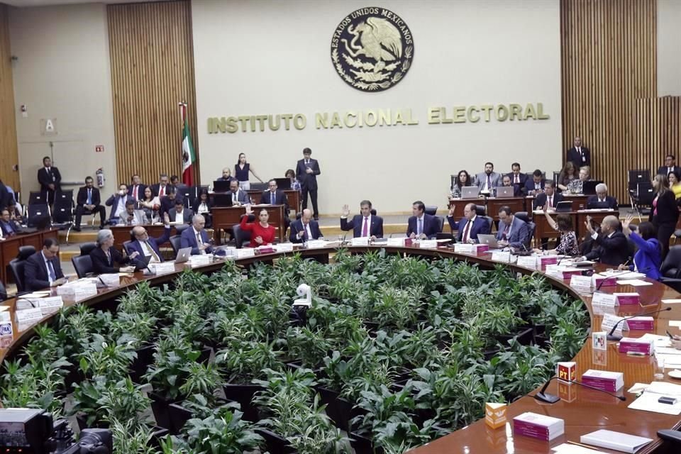 AMLO pidió una reforma para disminuir el dinero que reciben los partidos y, de ser necesario, darlo al INE.