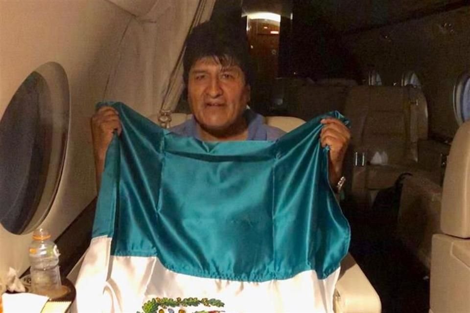 Evo Morales durante su trayecto a México desde Bolivia.