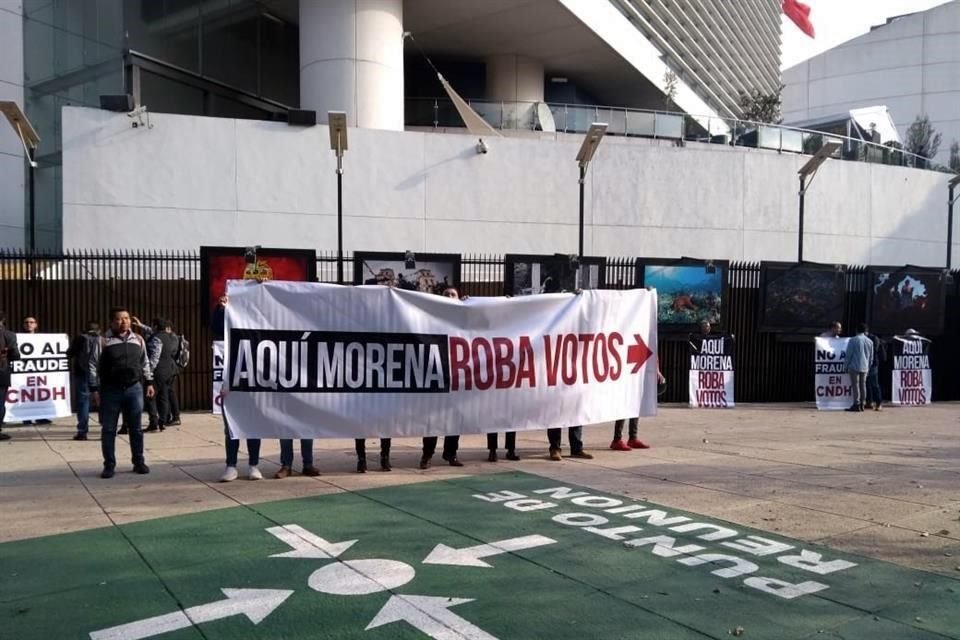 Los inconformes afuera de la sede de la Cámara alta del Congreso.