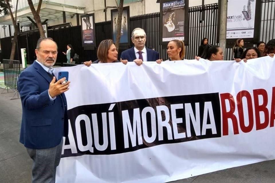 Los senadores panistas durante la protesta.