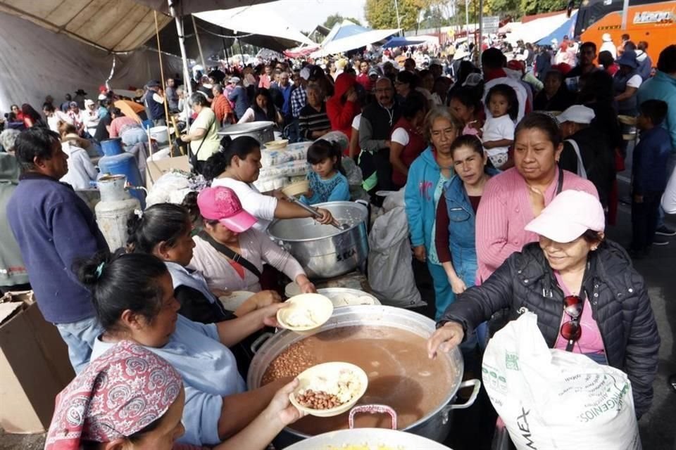 Los campesinos instalaron carpas en donde dan de comer.