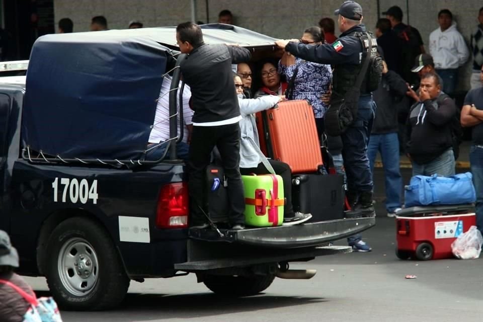Policías capitalinos ayudan con el traslado de usuarios del AICM.
