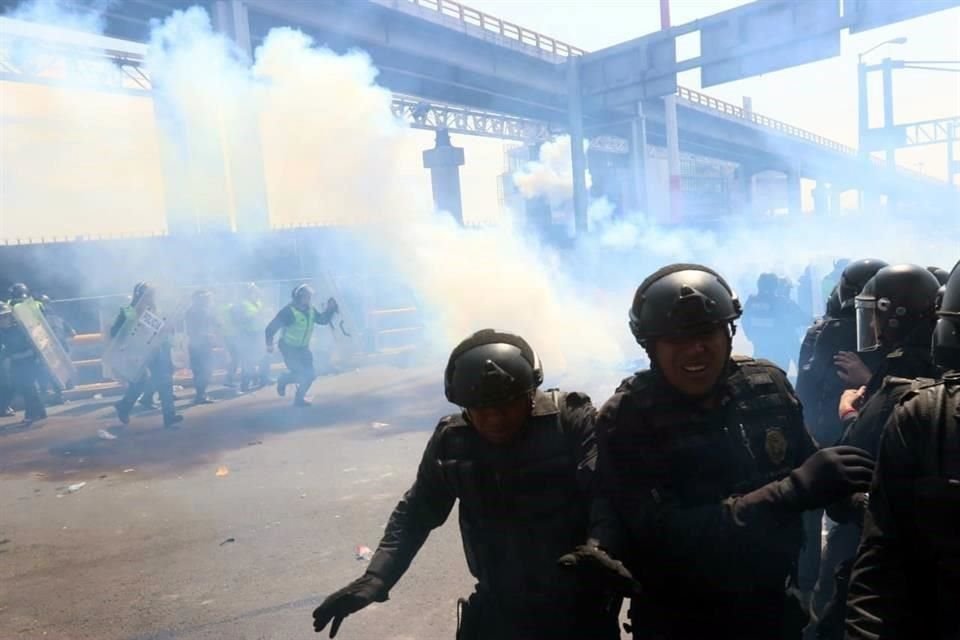 En el sitio fueron lanzadas latas con gas, piedras, botellas y palos.