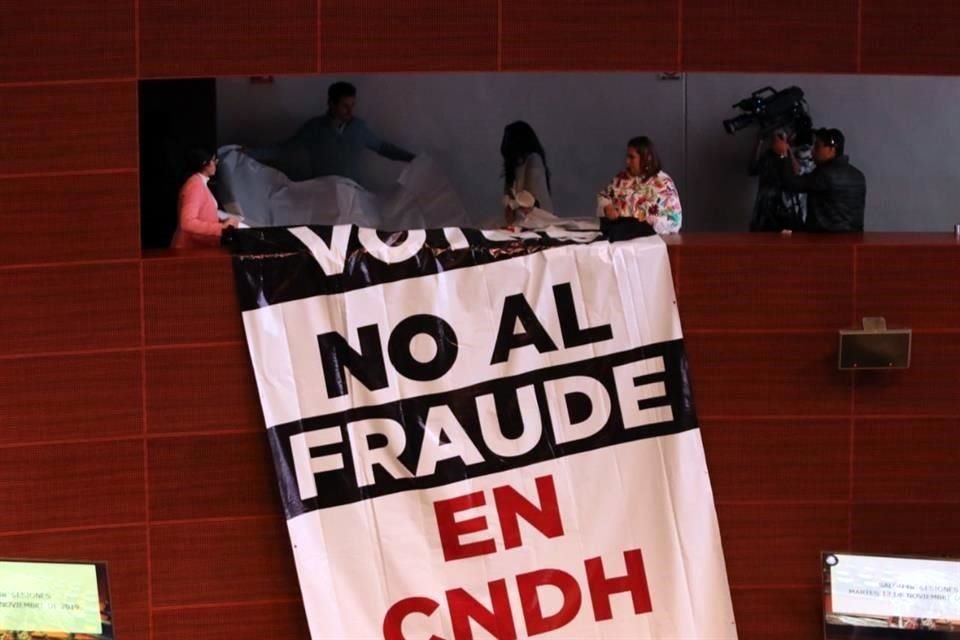 Senadores del PAN colocaron   pancartas en contra de la elección en la CNDH.