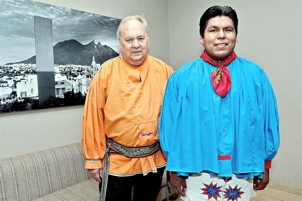Romayne Wheeler (izq.) y su ahijado Romeyno Gutiérrez interpretarán hoy ritmos rarámuris en su presentación a beneficio la educación de jóvenes indígenas.