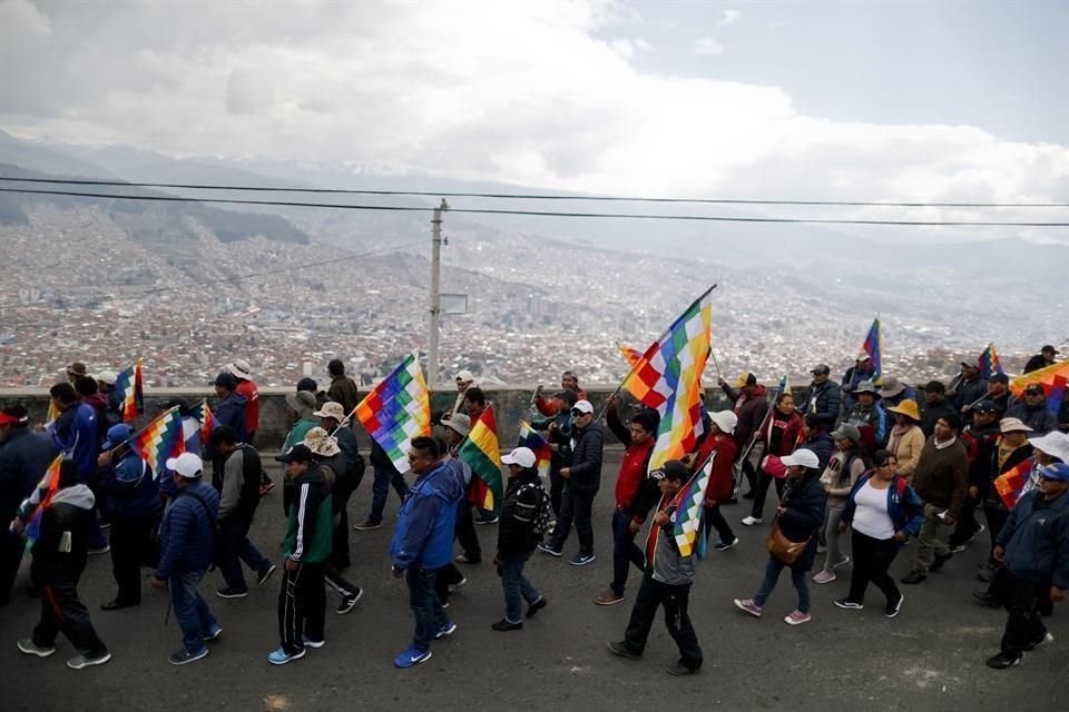 Simpatizantes de Morales marchan hacia El Alto cerca de La Paz.