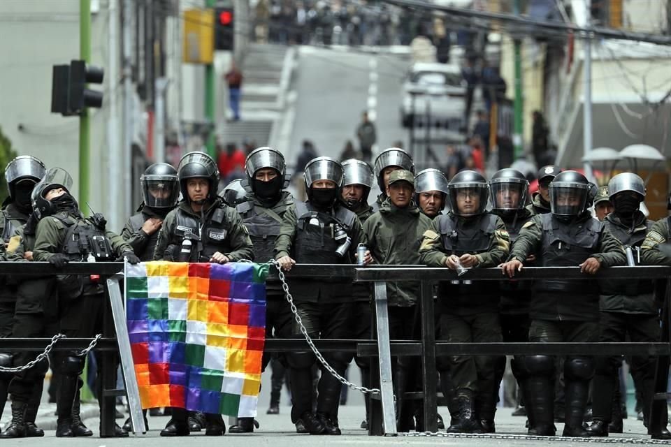 Policías bloquean las vías hacia el palacio de Gobierno en Bolivia.