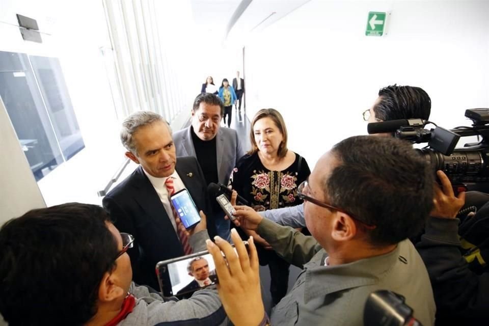 Los senadores de Oposición daban una entrevista cuando  los abordó el morenista.