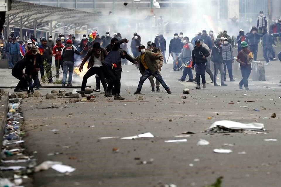 Simpatizantes de Morales chocan con fuerzas de seguridad en Bolivia.