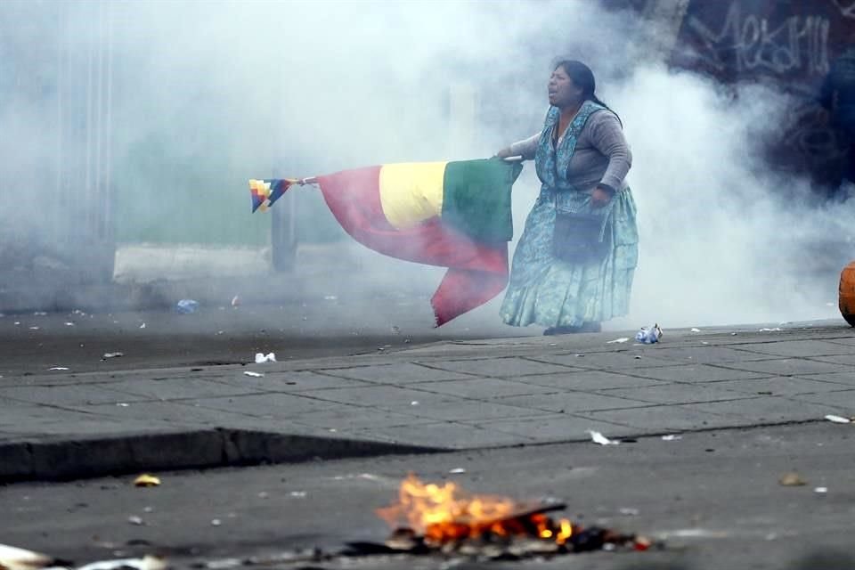 Una simpatizante de Morales recibe el gas lacrimógeno de las fuerzas de seguridad.