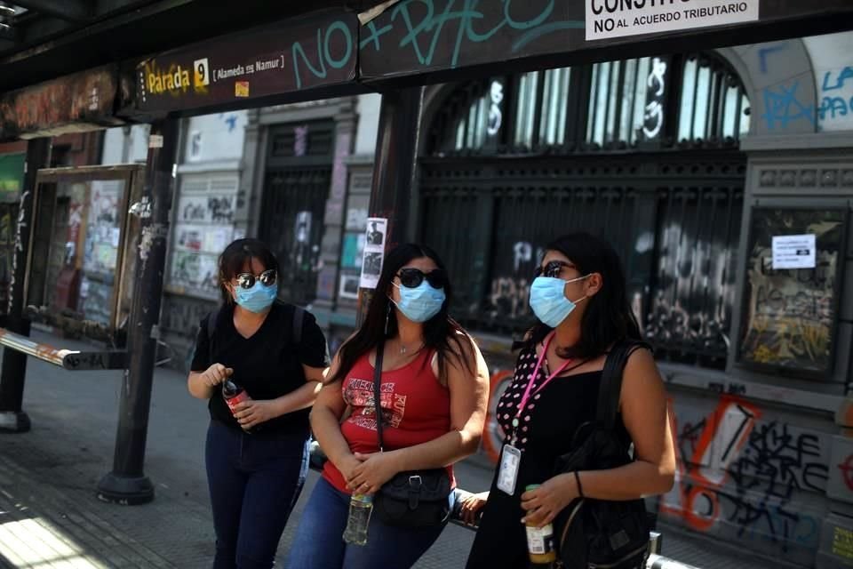 Mujeres usan máscaras para evitar los efectos del gas pimienta en Santiago, en Chile.