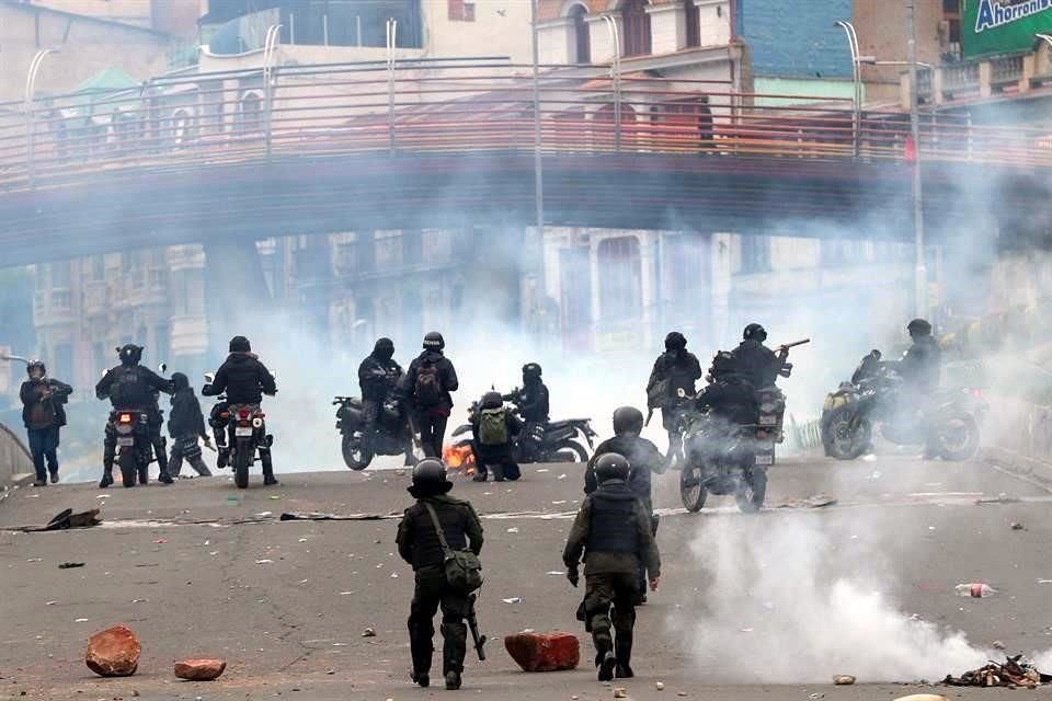 Policías antidisturbios reaccionan este miércoles durante una jornada de protestas en La Paz.