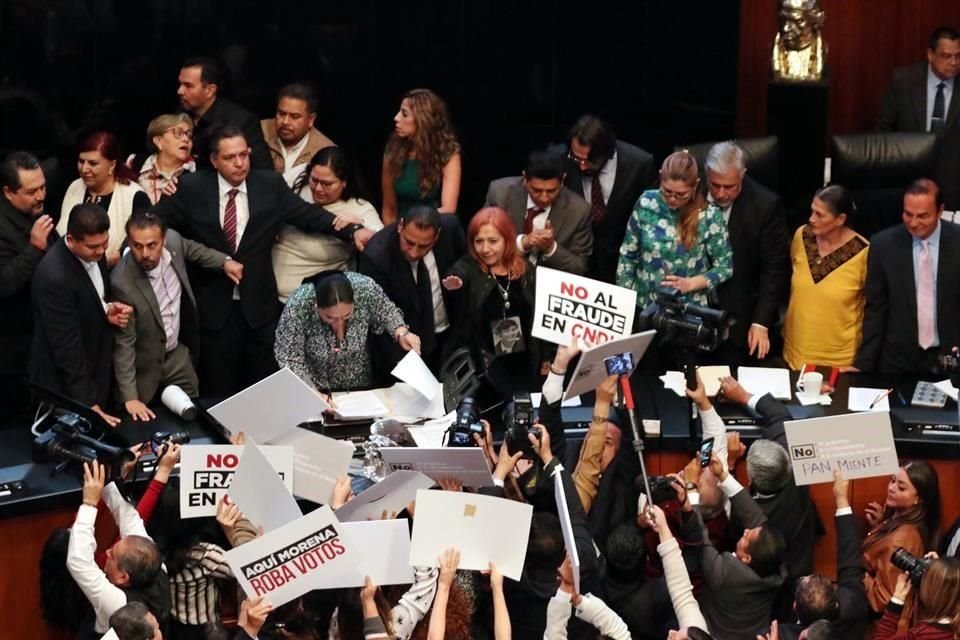 Rosario Piedra Ibarra rindió protesta ayer como titular de CNDH entre reclamos y jaloneos por la legalidad del proceso de elección.