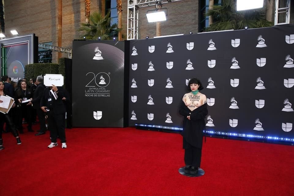 La cantante chilena Mon Laferte mostró una leyenda de protesta en su pecho, a su paso por la alfombra roja del Latin Grammy.