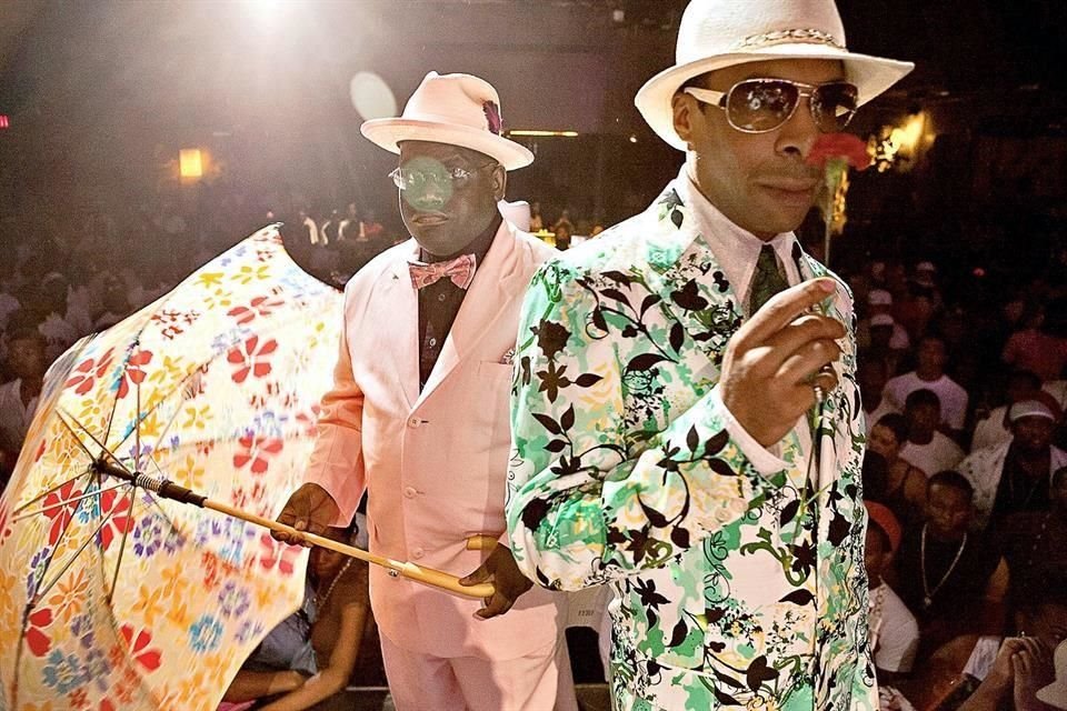 La muestra indaga en la disidencia underground del voguing, una modalidad de baile underground que se popularizó en los clubes de Harlem, Nueva York, en los años 80.