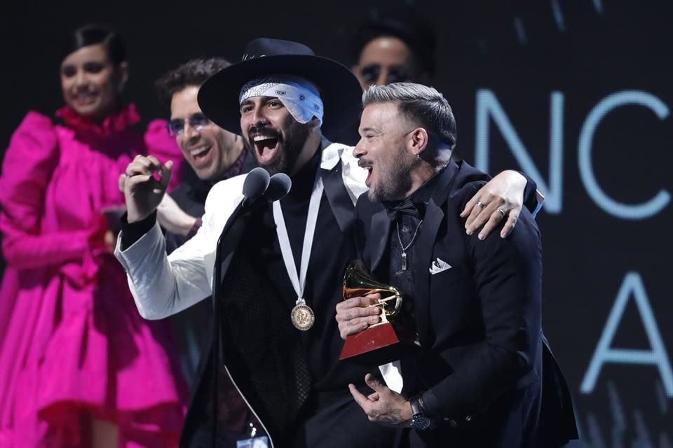 Pedro Capo celebró su cumpleaños aceptando el premio a Canción del Año por 'Calma'.