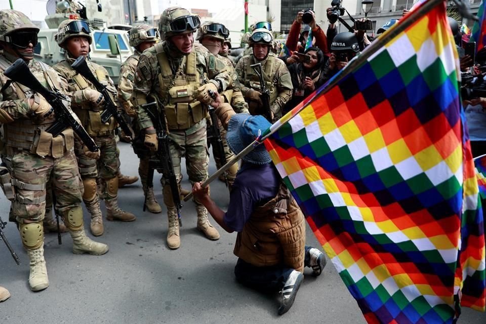 Con la bandera wiphala los partidarios a Evo Morales suplicaban a los militares.