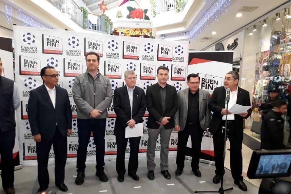 Autoridades, en el arranque oficial de El Buen FIn en Monterrey