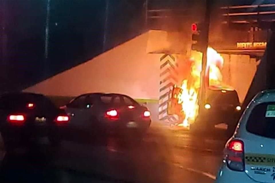 Autoridades de Nuevo Laredo reportaron al menos seis bloqueos de vialidades importantes, y vehículos incendiados.