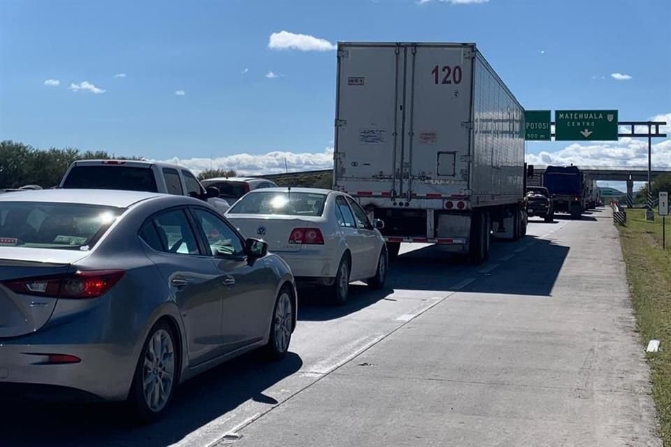 Obras de la Secretaría de Comunicaciones y Transportes afectaron ayer la circulación de la Carretera 57 entre Matehuala y Saltillo.