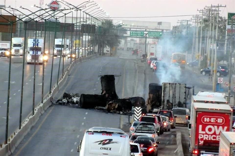 Ayer se registraron bloqueos en seis puntos de la ciudad; en tres de ellos, vehículos fueron incendiados.