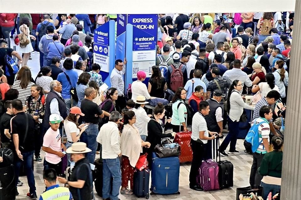 Mientras en EU, aerolíneas indemnizan a clientes con 200% el valor de boleto por retraso en vuelos, en México compensación no supera el 25%.