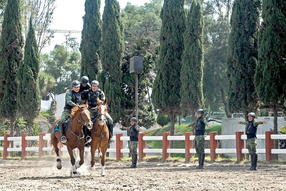 Miembros de la Sedena han ensayado en el Campo Militar 1 los números que presentarán el próximo miércoles en el Centro de la Ciudad de México.