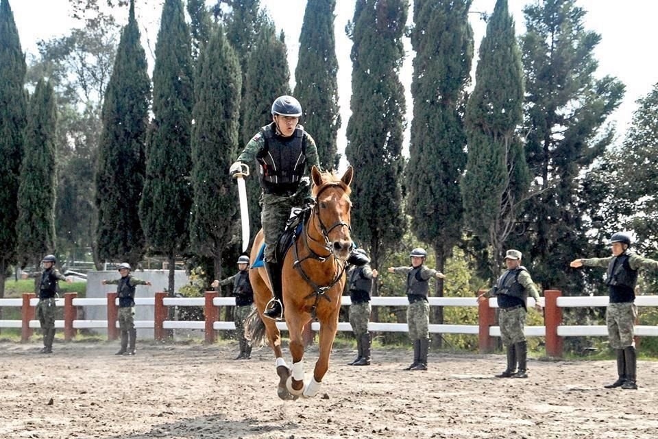 Miembros de la Sedena han ensayado en el Campo Militar 1 los números que presentarán el próximo miércoles en el Centro de la Ciudad de México.