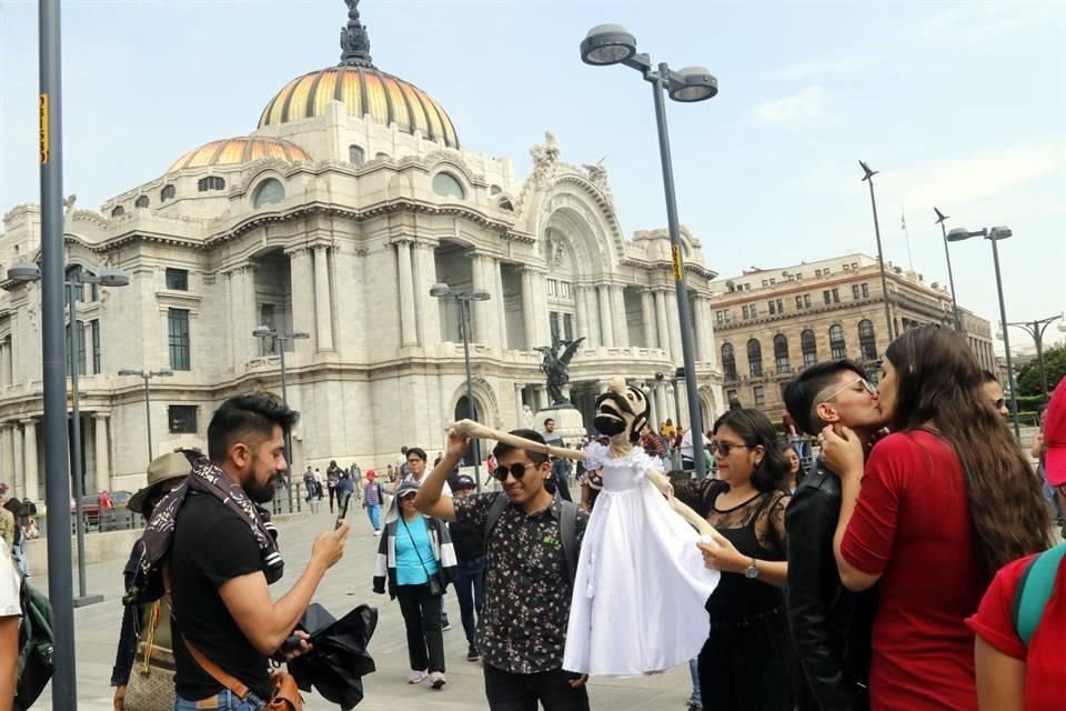 Historiadores utilizaron marionetas para representar a los 40 hombres más uno que fueron estigmatizados por vestirse de mujer.
