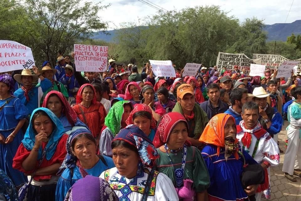 En demanda de obras, indígenas wixárikas bloquearon la entrada al evento de AMLO, quien les prometió reunión al final, la cual no ocurrió.