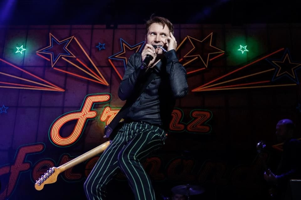 Franz Ferdinand: Alex Kapranos, del grupo escocés, saludó a la audiencia en español.