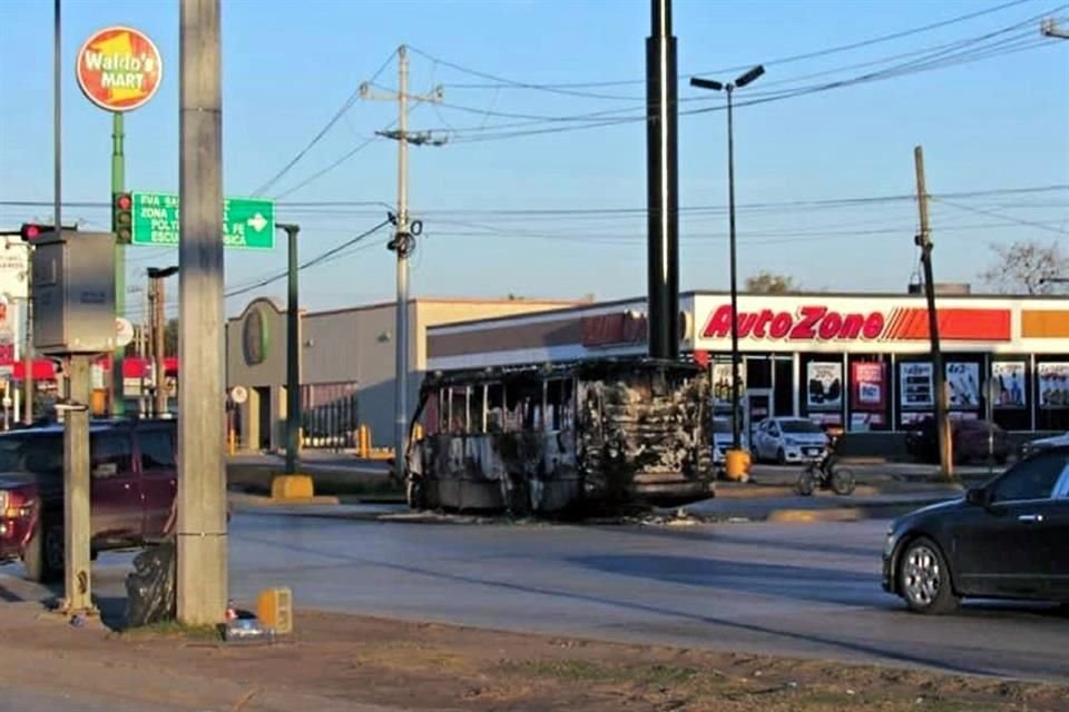 En diversas avenidas de Nuevo Laredo podían verse ayer todavía vehículos incendiados por hombres armados.