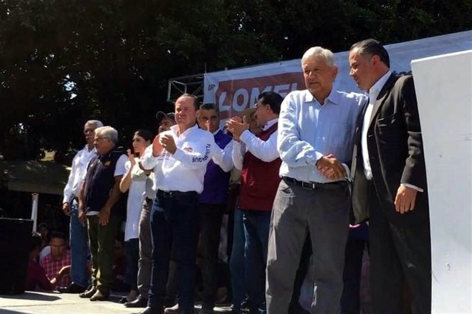 López Obrador saludó al ex Fiscal ante los simpatizantes congregados para su mitin en Tlaquepaque.