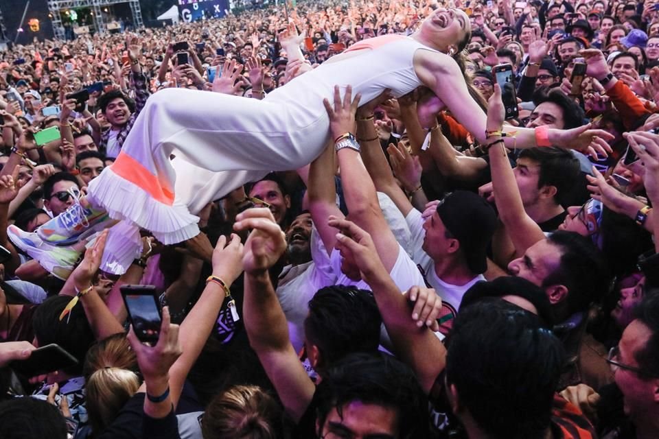 Al final de su presentación, Sofi Tukker fue cargada por sus fans.
