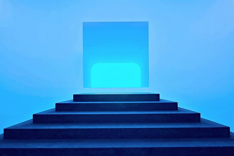 James Turrell es famoso por explorar a través de su obra la relación entre la luz y el espacio, y cómo ambos son percibidos por el humano.