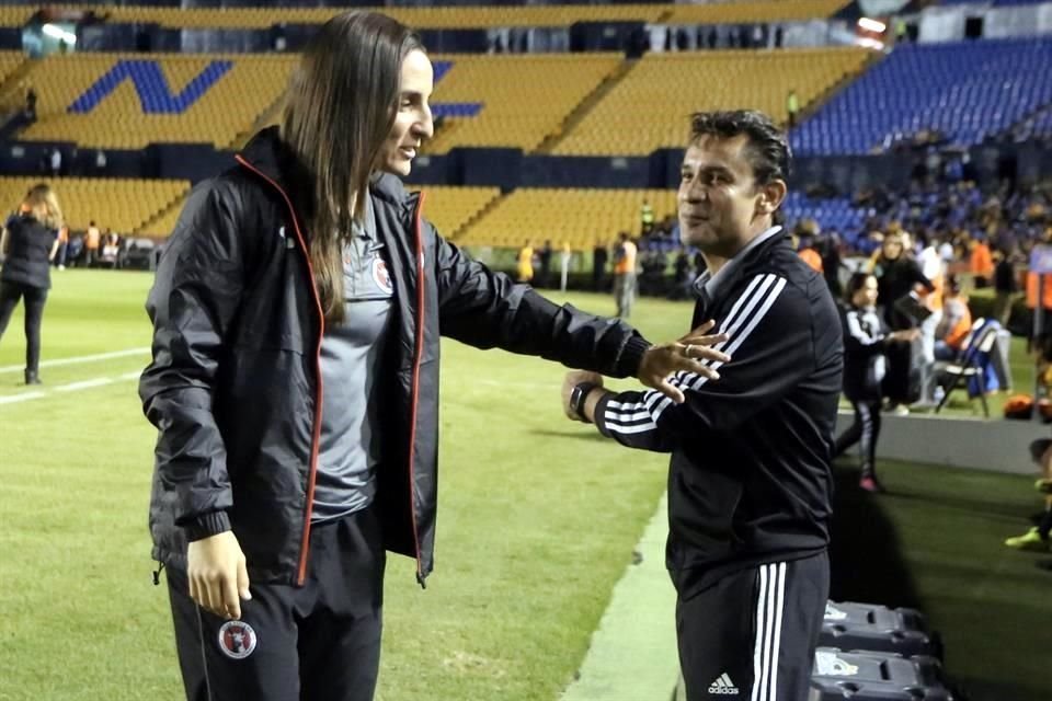 Roberto Medina y Carla Rossi, entrenadora de Xolos Femenil, charlaron un momento previo al arranque del partido.