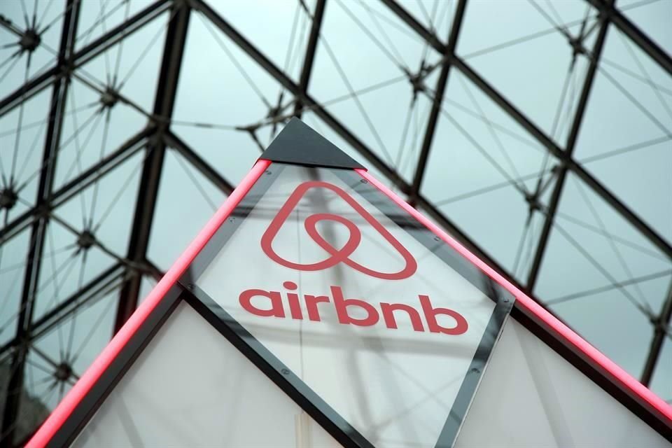 Airbnb dijo que a finales de este año comenzará a verificar todos los anuncios en sus cinco principales mercados, incluidos Estados Unidos y el Reino Unido, para combatir un brote de falsificaciones.