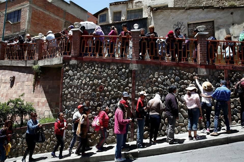 Personas en La Paz hacían fila el lunes para comprar carne de pollo.