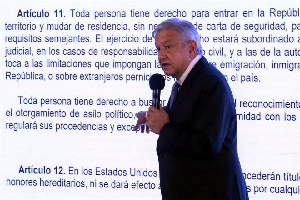 En su conferencia, López Obrador leyó parte del Artículo 11 Constitucional.