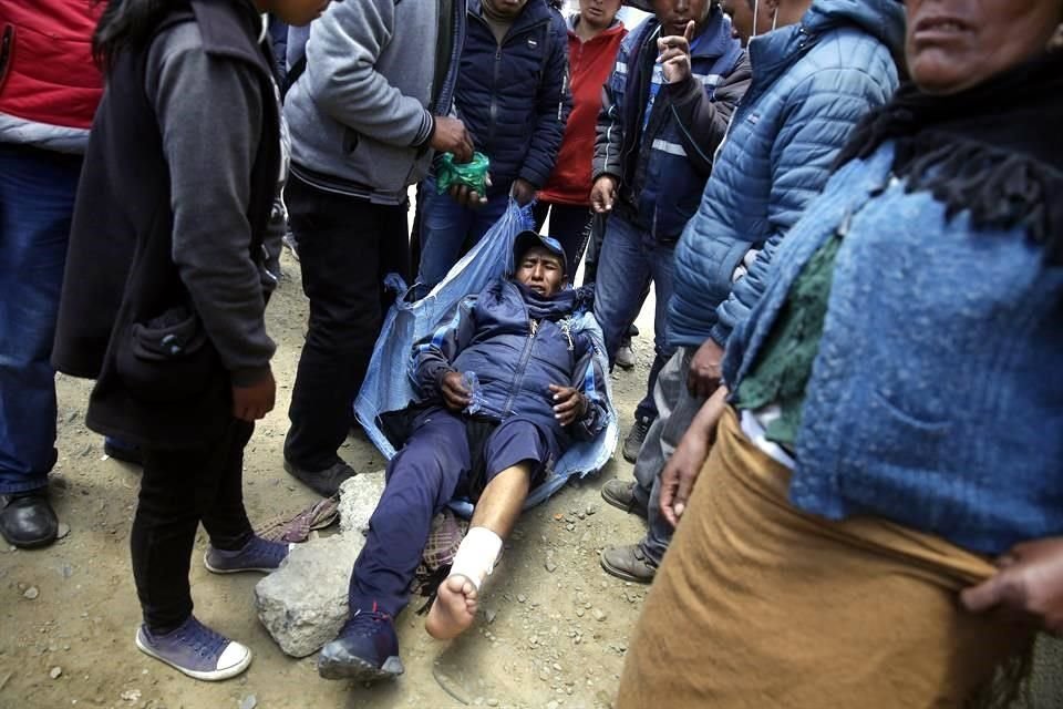 Un manifestante es ayudado durante las protestas de hoy en las afueras de La Paz, Bolivia.