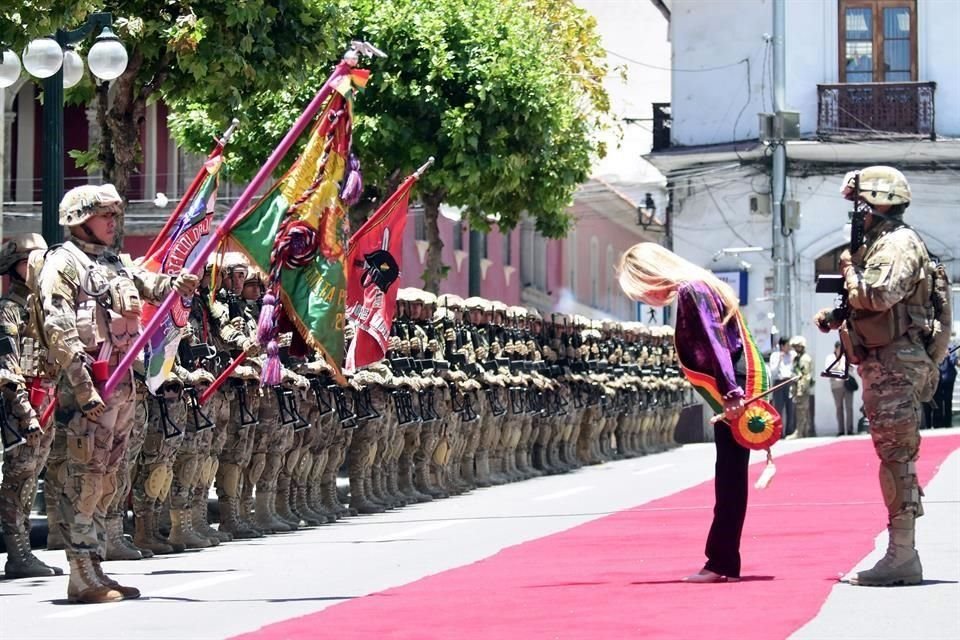 Áñez se autoproclamó Presidente interina de Bolivia tras la salida de Evo Morales y a uno días eximió al Ejército de responsabilidades penales.