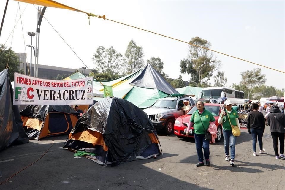 Los campesinos anunciaron que no se retirrán del plantón en San Lázaro.