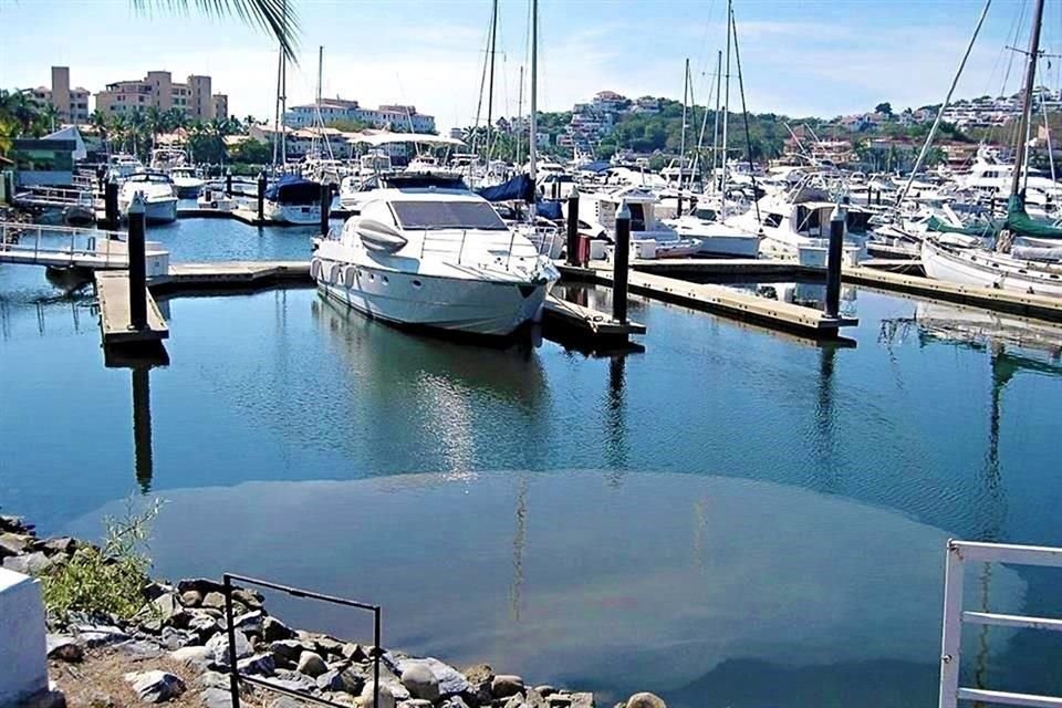 REFORMA publicó que la Asociación de Condóminios y Residentes de Marina Ixtapa solicitó al Gobierno una auditoría a la empresa concesionaria ante supuestas irregularidades.