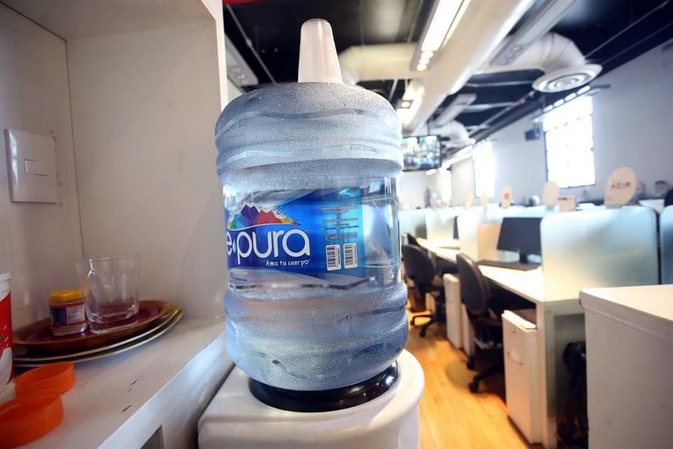 La adquisición de garrafones fue realizada en un contrato a través de un procedimiento en el que solo se invitó a 3 proveedores a participar para surtir insumos en oficinas y cafeterías del Congreso.